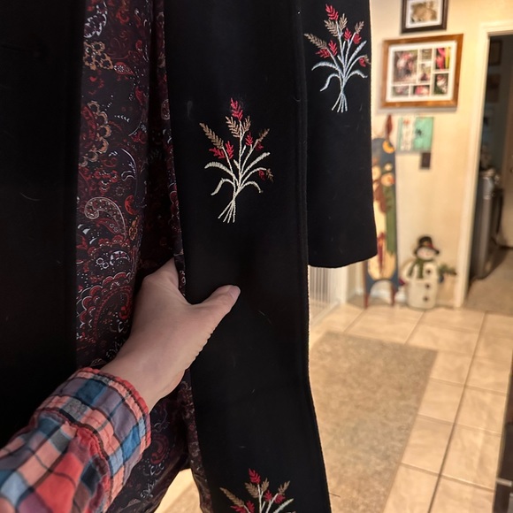 Beautiful Fall Inspired Black Coat. ๐๐๐๐ - Picture 9 of 10